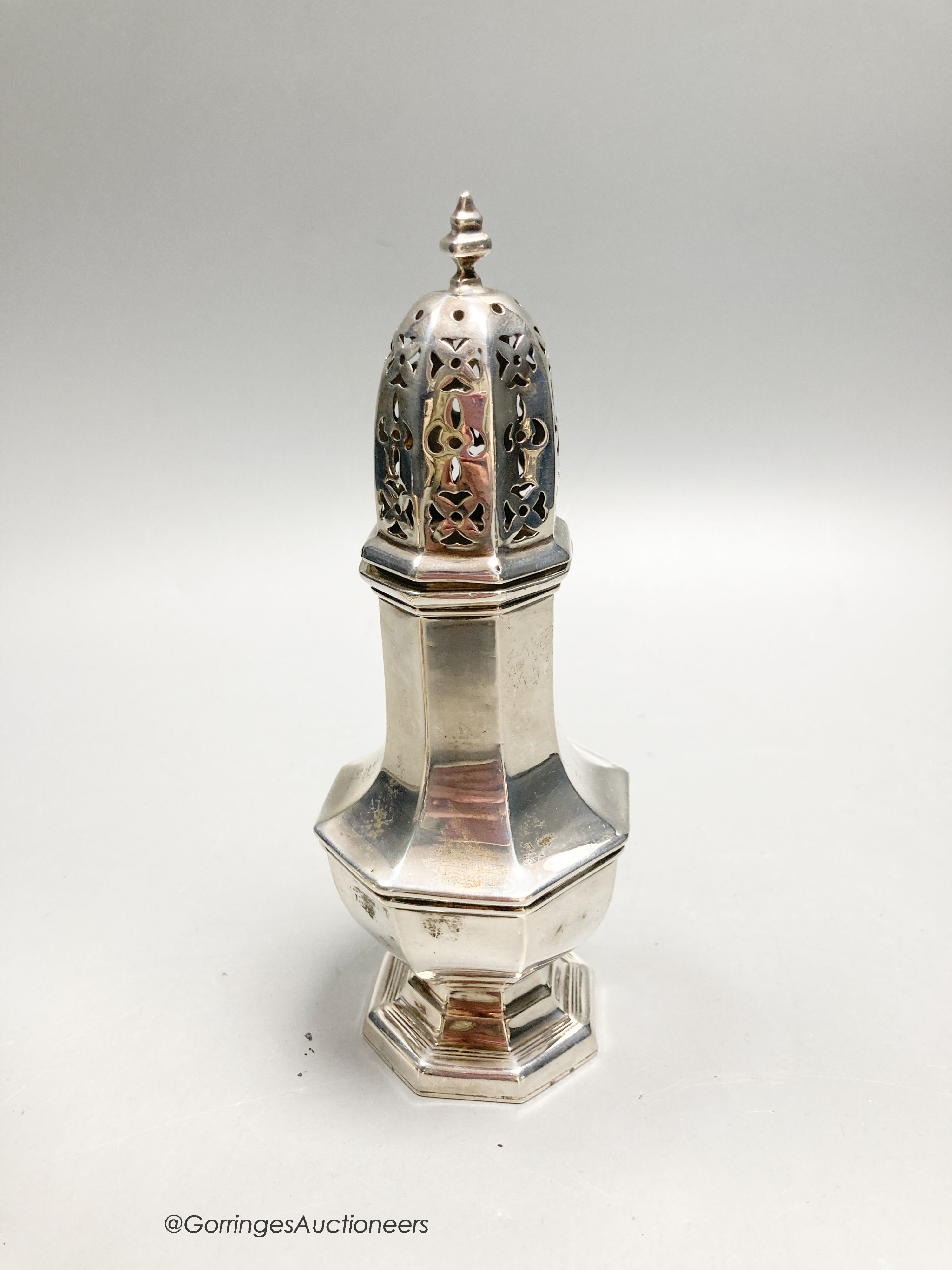 A George V silver jug, Birmingham, 1928, a silver caster and two silver napkin rings, 10oz.